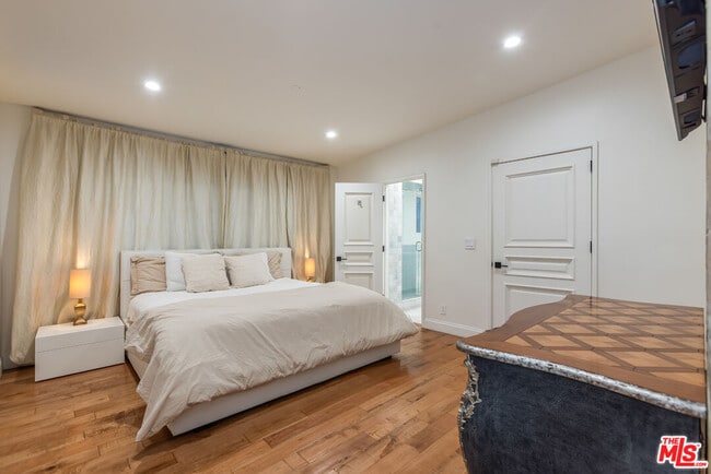 Building Photo - 7473 Mulholland Dr