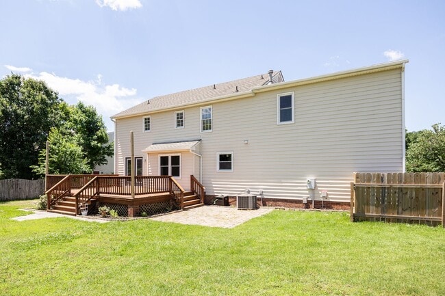 Building Photo - Large 4 Bedroom, 2.5 Bathroom Home in Mech...
