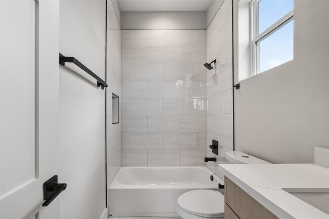 Building Photo - 2511 N MacGregor Way