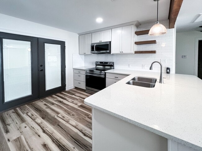 Building Photo - 2001 N Fm