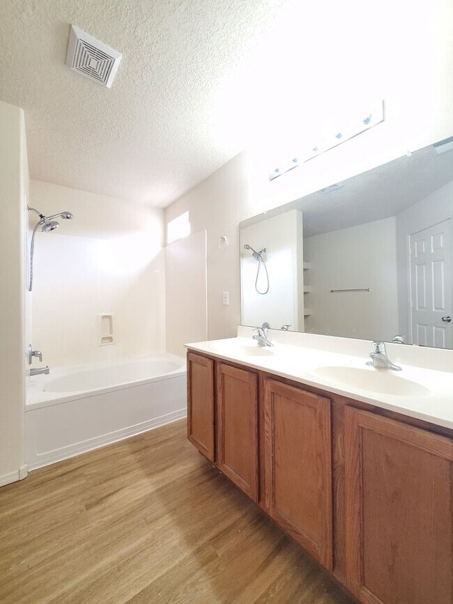 Building Photo - 3 bed 2 bath 1800 sq ft in Huning Ranch!