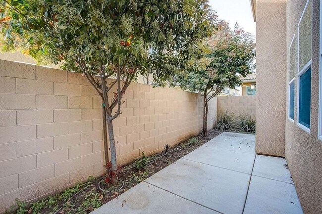 Building Photo - 1504 N Vanguard Way