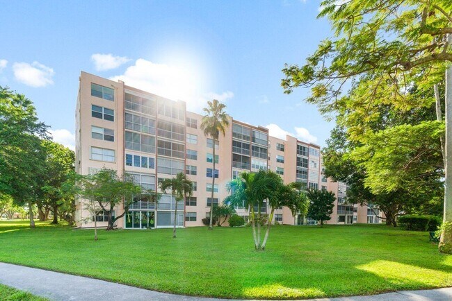 Building Photo - 14623 Bonaire Blvd