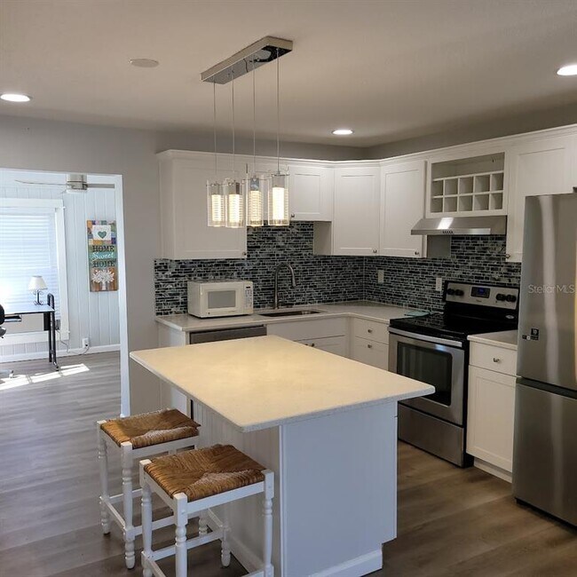 Building Photo - 4470 Mainlands Blvd W