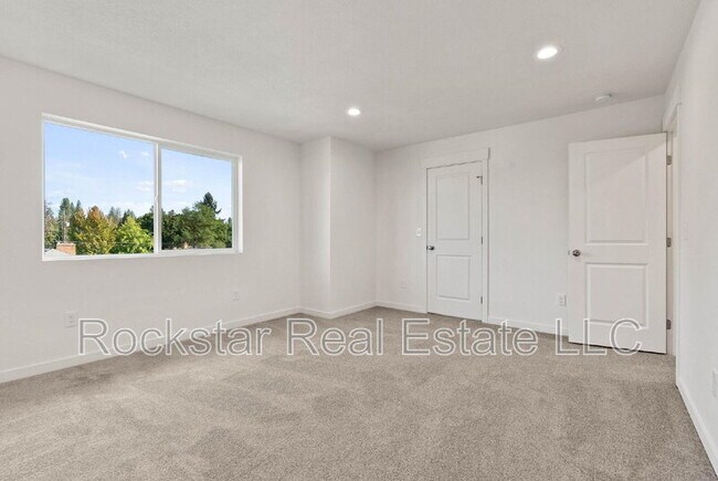 Building Photo - 1817 W Chelan Ave