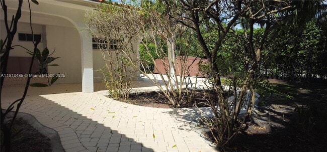 Building Photo - 1700 Bay Dr