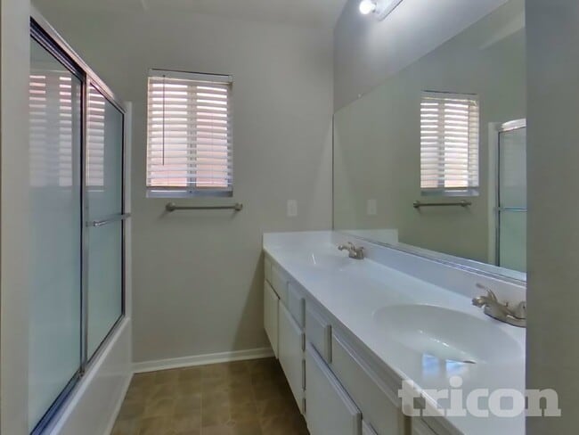 Building Photo - 14806 Rosemary Dr