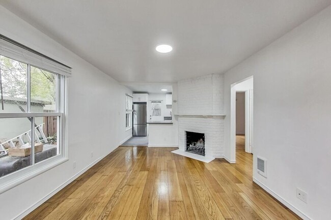 Primary Photo - 1213 University Ave