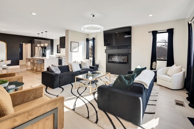 Building Photo - 400 E Pontotoc Ave