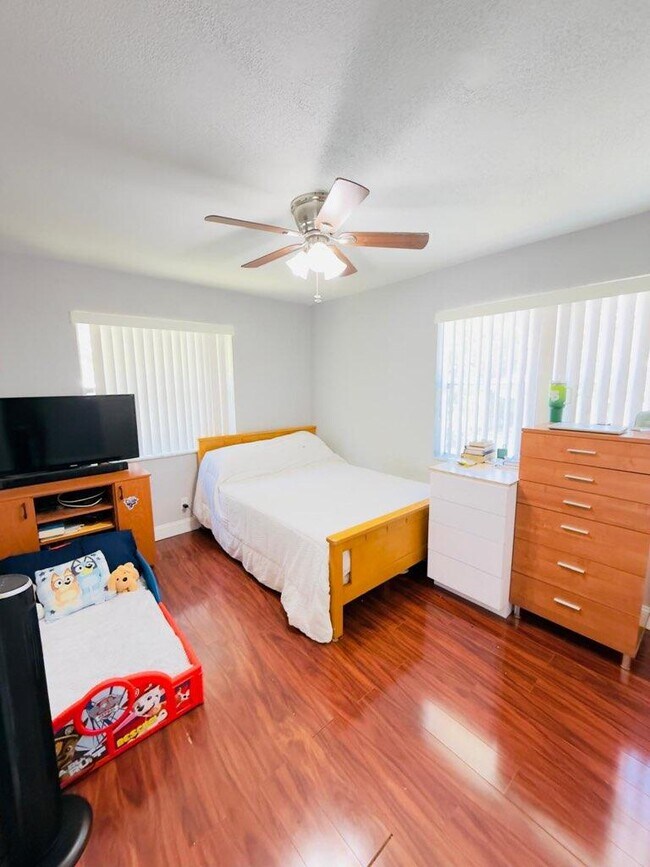 Building Photo - 5545 N Lakewood Cir