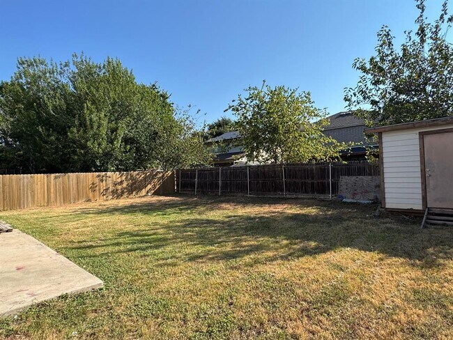 Building Photo - 491 Whispering Hollow Dr