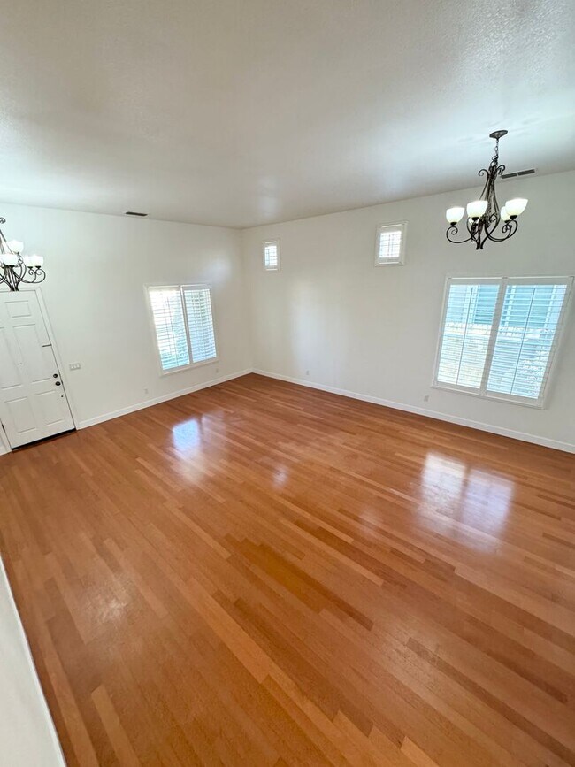 Building Photo - 4 Bedroom / 3 Bathroom Home in Elk Grove – Bedroom & Full Bath Downstairs SEE VIDEO