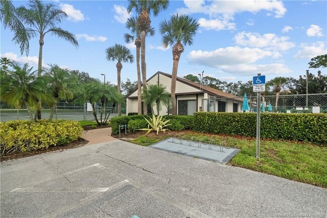 Building Photo - 1544 SW Silver Pine Way