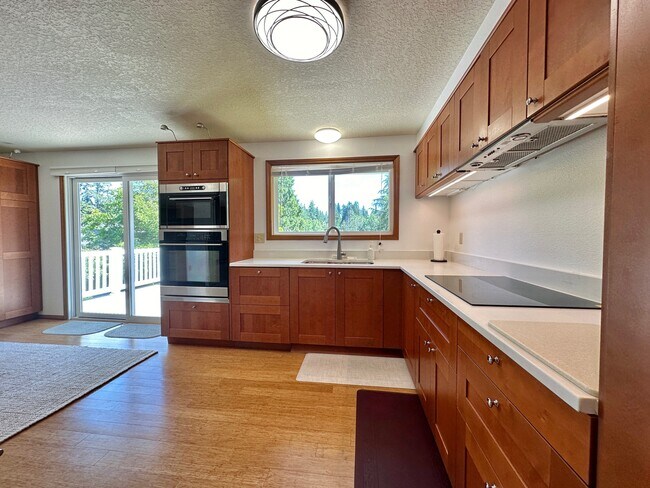 Building Photo - 7460 SW Elmwood St