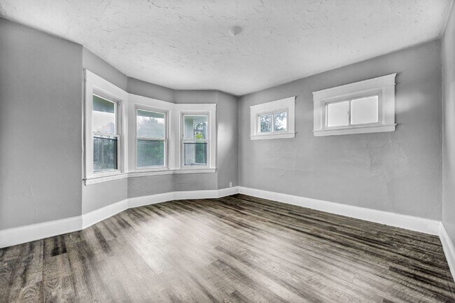 Building Photo - Newly renovated 4 bedroom HALF OFF MAY RENT