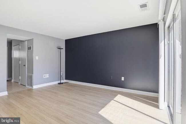 Building Photo - 264 N Stevenson Sq