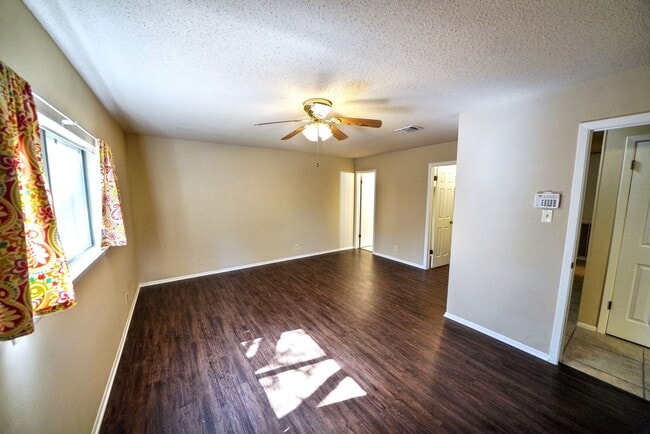 Building Photo - Cozy 3-Bed, 2-Bath with Fireplace in Prime...