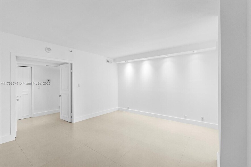 Building Photo - 1541 Brickell Ave