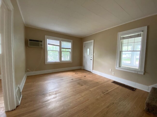 Building Photo - 4 Bedroom Near NDSU!!