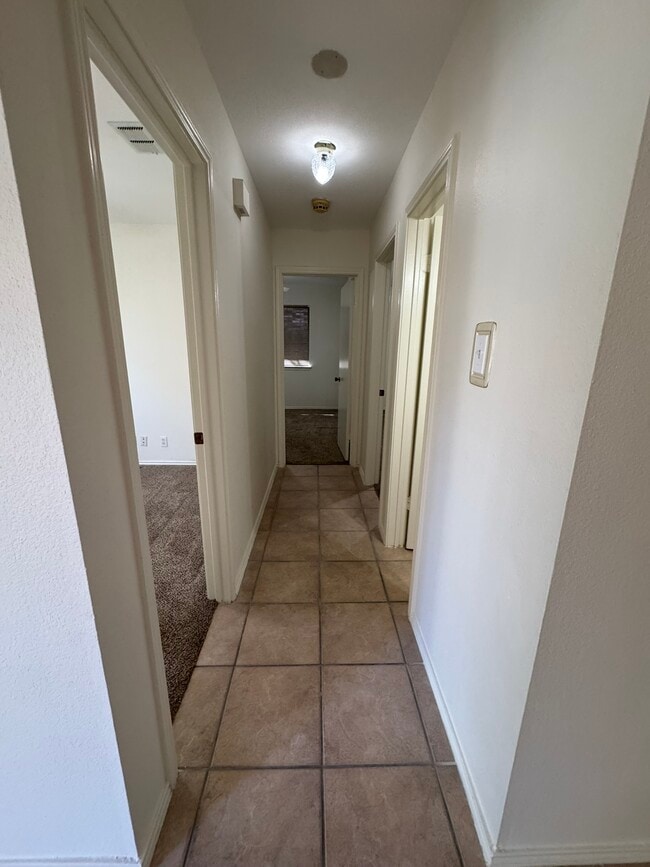 Building Photo - 9538 Cloverdale