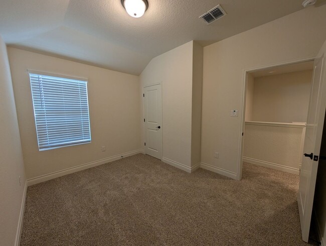 Building Photo - 1 MONTH FREE RENT / Close to HWY for Commu...