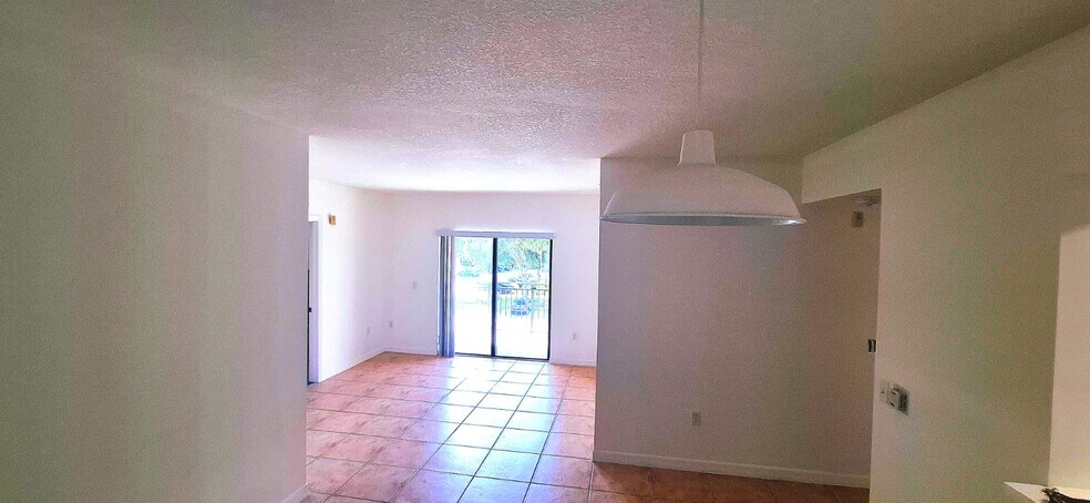 Building Photo - 9340 Fontainebleau Blvd