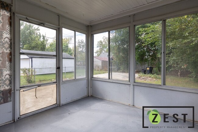 Building Photo - Amazing 3 bed 1 bath Home