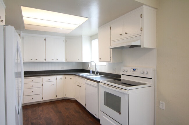 Building Photo - MOVE IN SPECIAL $500 OFF FIRST MONTHS RENT