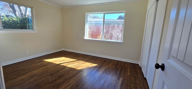 Building Photo - Sun filled Sunset Heights 3 Bed!