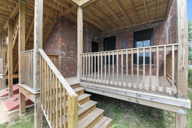 Building Photo - 45 Squire St