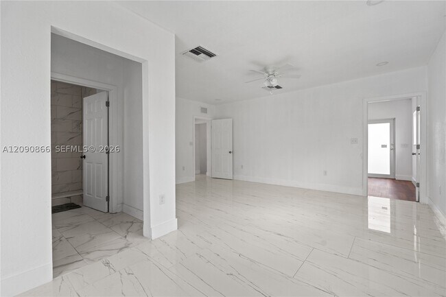 Building Photo - 580 Lee Dr