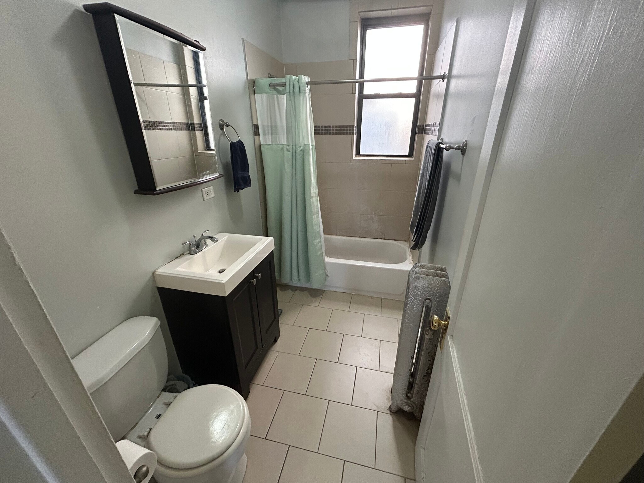 Building Photo - 1318 W Waveland Ave