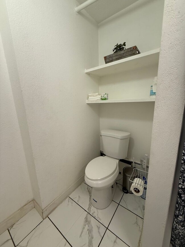 Building Photo - MOVE-IN READY Cozy Studio on South Broadway!!