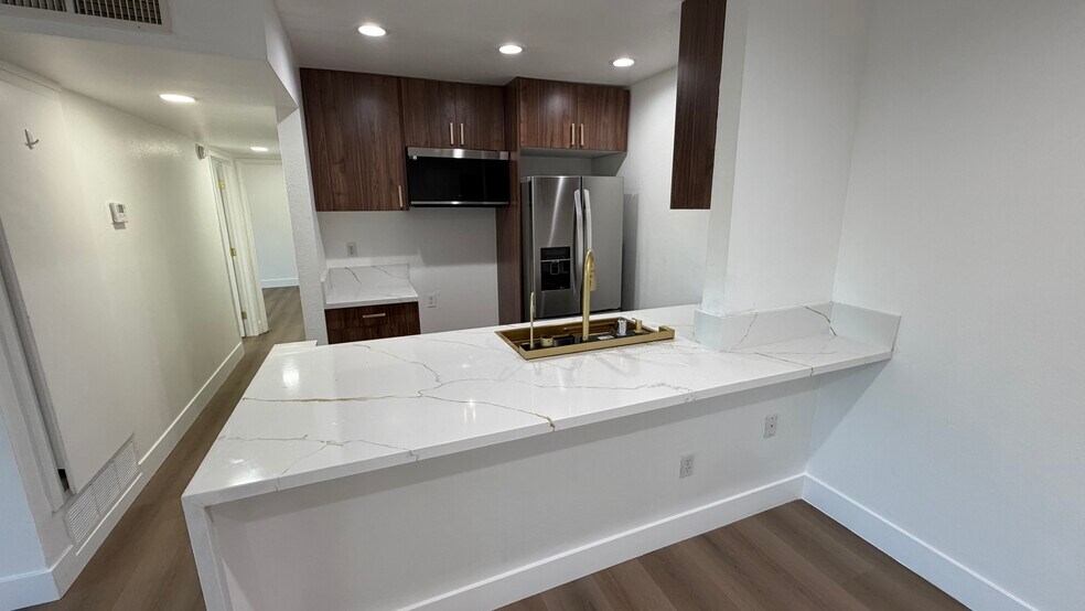 Building Photo - 10331 Lindley Ave