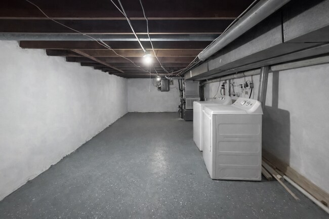 Building Photo - Renovated 3BR Rowhome with Central AC & Fenced Yard