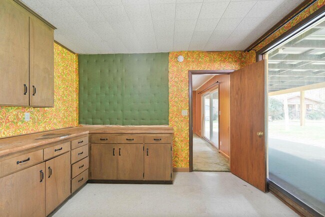 Building Photo - Quaint, inviting 4-bdrm/2-bath home in Cloverdale. Serene living, huge yard, covered patio