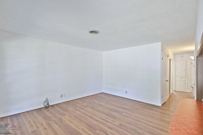 Building Photo - 3 bed/1.5 bath, 2 living home
