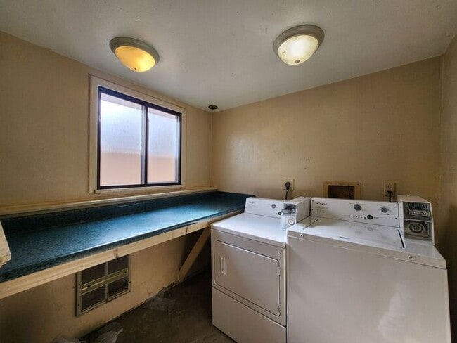 Building Photo - Cozy 2-Bed, 1-Bath Apartment – Upper Level with Covered Outdoor Space!