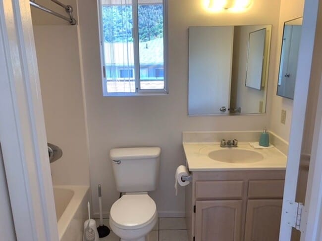 Building Photo - Pauoa Valley- utilities included!