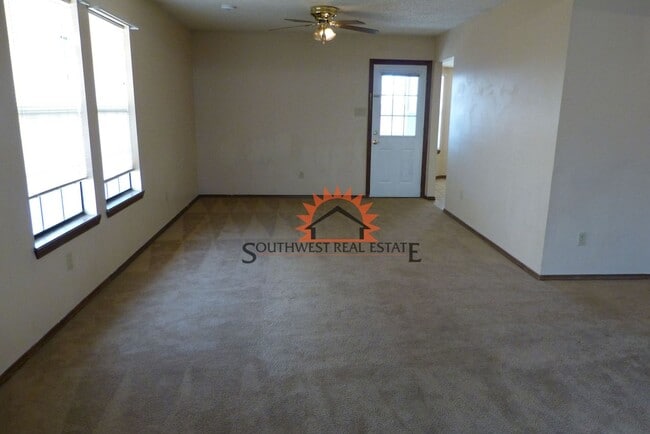 Building Photo - Lovely 3 bedroom 2 bathroom brick home wit...