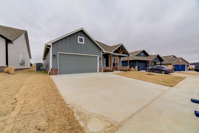 Building Photo - 4 BEDROOM CAPITAL HOME IN SAND SPRINGS!!!