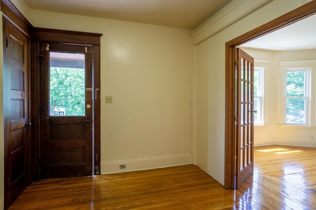 Building Photo - 725 Livingston Ave