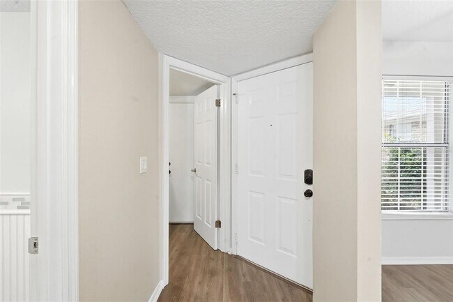 Building Photo - 2201 Coach House Blvd