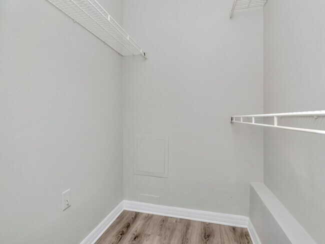 Building Photo - Updated Ground Floor 1BR - Move in Incenti...