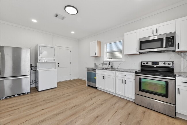 Building Photo - 2202 Hutchins St