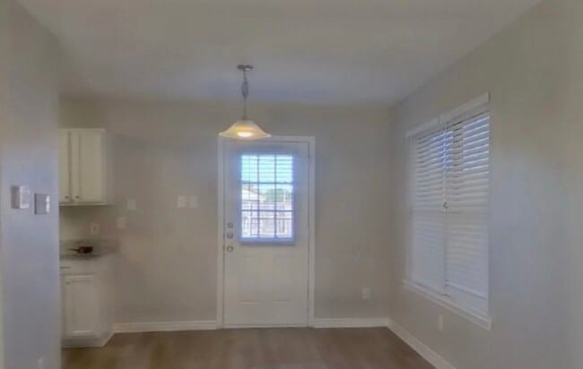 Building Photo - MOVE IN READY