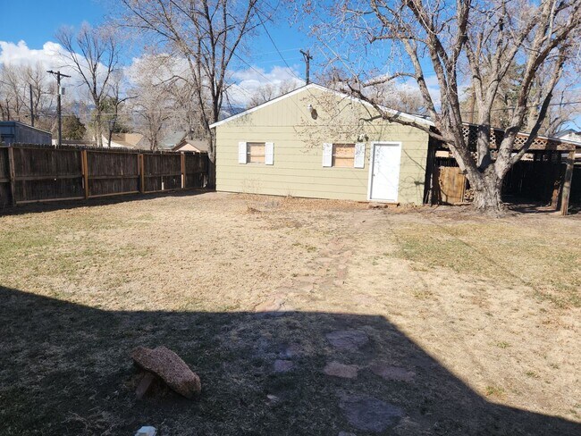 Building Photo - Wood Ave. Downtown Charmer! All Remodeled.
