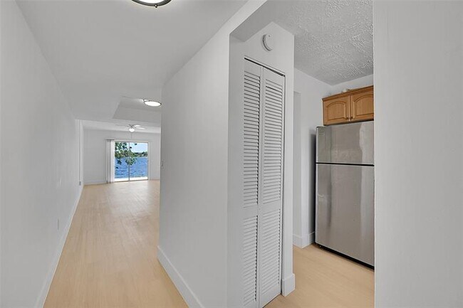 Building Photo - 4122 SW 61st Ave