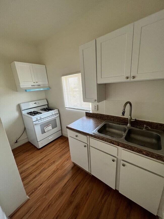 Building Photo - A Bright Upstairs Single Apartment in a Gr...