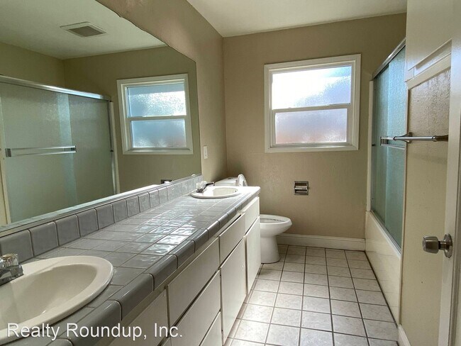 Building Photo - 3 br, 1 bath House - 1656 Country Club Blvd